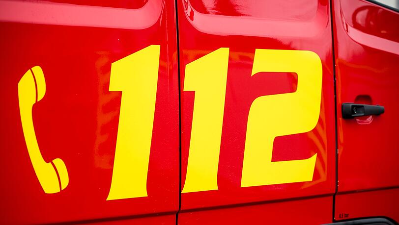 Feuerwehrleute halfen bei der Evakuierung des Zuges. (Symbolbild)