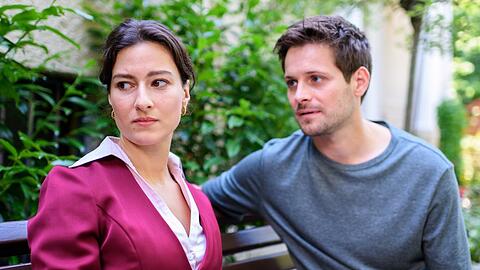 "Sturm der Liebe": Olivia (l.) graut es vor den Erinnerungen an die Nacht, in der ihr Vater starb.