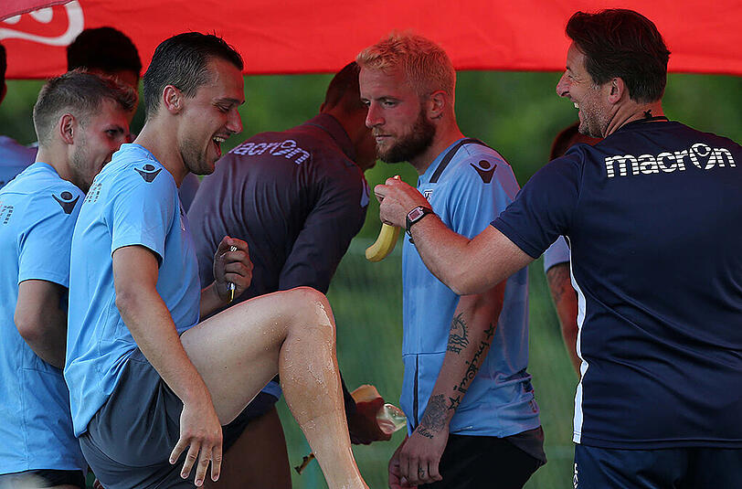 Reicht dieses Duo für einen Löwen-Sieg? Spielmacher Michael Liendl (2.v.l.) und Trainer Kosta Runjaic (r.).