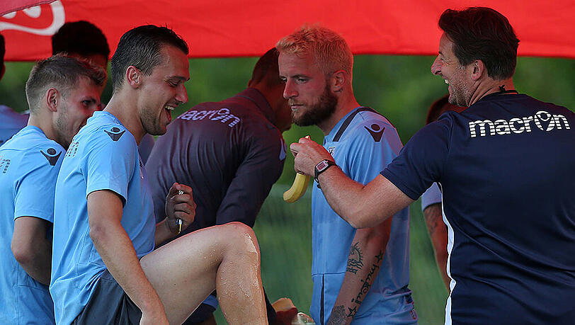 Reicht dieses Duo für einen Löwen-Sieg? Spielmacher Michael Liendl (2.v.l.) und Trainer Kosta Runjaic (r.). Reicht dieses Duo für einen Löwen-Sieg? Spielmacher Michael Liendl (2.v.l.) und Trainer Kosta Runjaic (r.).