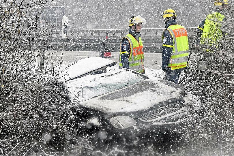 Die Leitplanke hatte den Mercedes in die Luft katapultier.