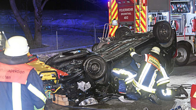 Die Frau überschlug sich in ihrem Auto, die Feuerwehr musste sie aus dem Wrack befreien.
