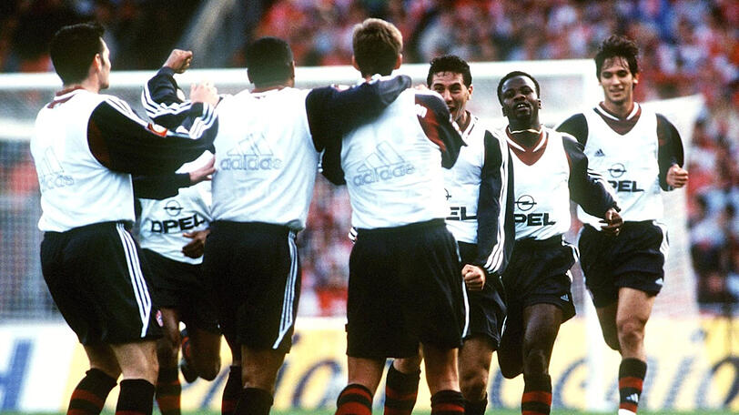 Der FC Bayern musste im Oktober 2001 beim Auswärtsspiel in Köln mit dem Aufwärm-Leibchen auflaufen.