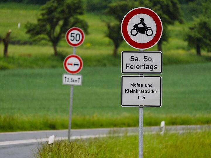 Schilder, die Motorradfahrern an Wochenenden und Feiertagen ein Fahrverbot auferlegen, stehen am Würgauer Berg. Foto: Nicolas Armer/Archiv