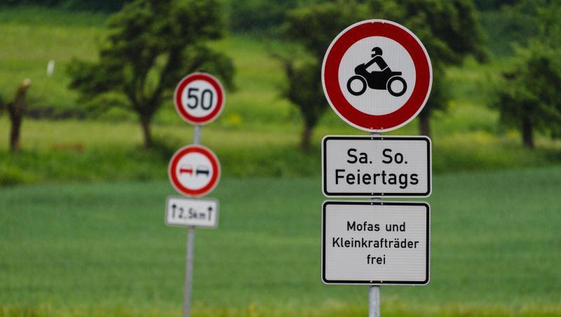 Schilder, die Motorradfahrern an Wochenenden und Feiertagen ein Fahrverbot auferlegen, stehen am Würgauer Berg. Foto: Nicolas Armer/Archiv Schilder, die Motorradfahrern an Wochenenden und Feiertagen ein Fahrverbot auferlegen, stehen am Würgauer Berg. Foto: Nicolas Armer/Archiv