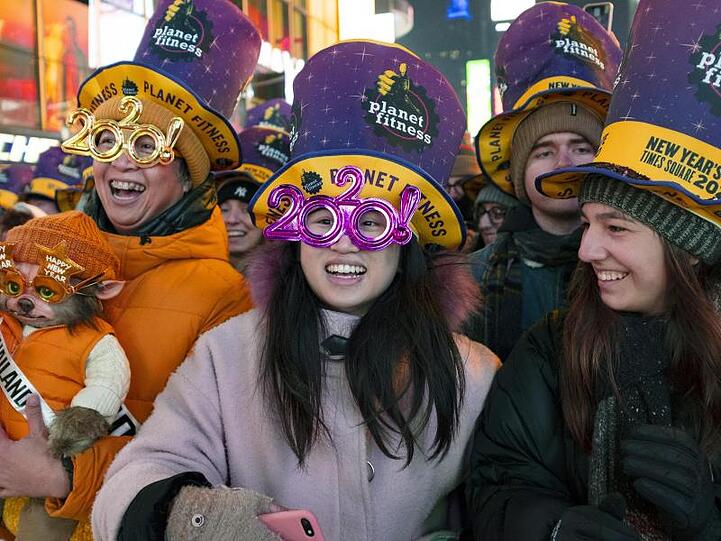 Frauen feiern am Times Square in das neue Jahr.