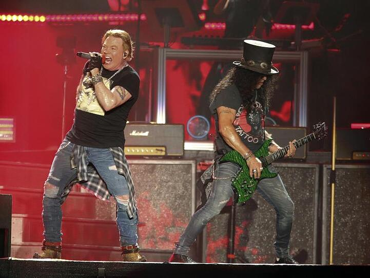Axl Rose und Slash (l-r.) von der US-amerikanischen Hard-Rock-Band Guns n&rsquo; Roses in Aktion. Foto: Jack Plunkett/Invision/AP/dpa/Archivbild
