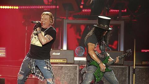 Axl Rose und Slash (l-r.) von der US-amerikanischen Hard-Rock-Band Guns n&rsquo; Roses in Aktion. Foto: Jack Plunkett/Invision/AP/dpa/Archivbild