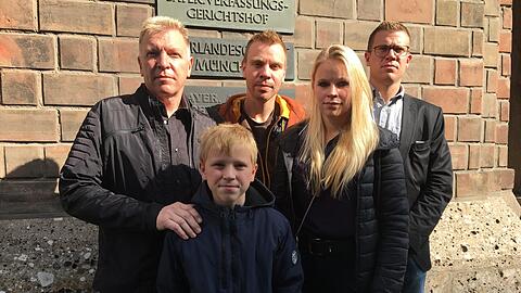 Josef H. mit seinen vier Kindern Max, Theresa, Peter und Josef junior vor dem Oberlandesgericht.