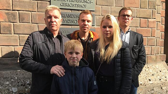 Josef H. mit seinen vier Kindern Max, Theresa, Peter und Josef junior vor dem Oberlandesgericht.