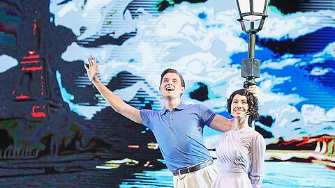 Fast wie im Kino mit großer Leinwand - nur tanzt diesmal "Ein Amerikaner in Paris" im Münchner Prinzregententheater über die Bühne. Im Licht der Straßenlaterne singen und swingen sich Lise (Mariana Hidemi) und Jerry (Tobias Joch) in den siebten Himmel.