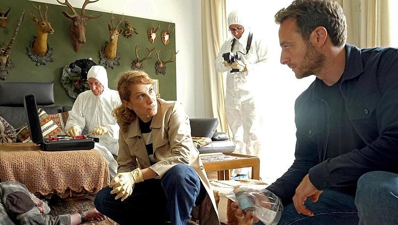 "Der Bozen-Krimi: Geheime Bruderschaft": Kommissar Jonas Kerschbaumer (Gabriel Raab) zeigt seiner Kollegin Sonja Schwarz (Chiara Schoras) ein Medikament, was auf den Suizid von Ansgar Politani (Michele Oliveri) hindeuten könnte.