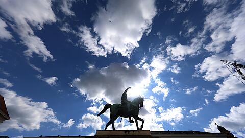 Einer der wenigen Prachtpl&auml;tze M&uuml;nchens: Kurf&uuml;rst Maximilian I. gr&uuml;&szlig;t hoch zu Ross vor wei&szlig;-blauem Himmel.