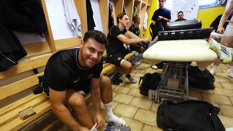 Amateurfußball statt Champions League: Kevin Volland in der Kabine seines Heimatvereins FC Thalhofen. Amateurfußball statt Champions League: Kevin Volland in der Kabine seines Heimatvereins FC Thalhofen.