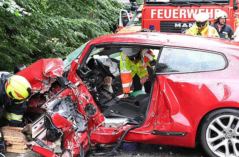 Trümmerfeld auf der Straße: Bilder vom Verkehrsunfall auf der B306 bei Siegsdorf.