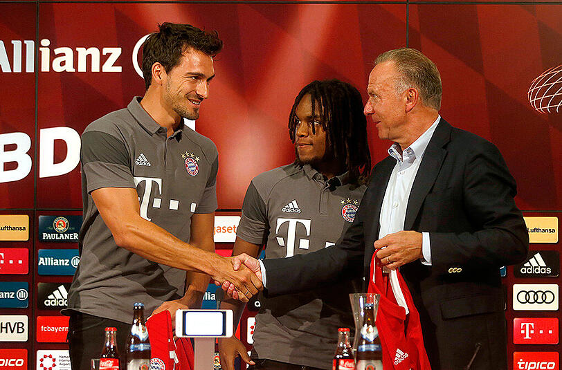 Mats Hummels (l.) und Renato Sanches (m.) wurden am Samstag offiziell vorgestellt.
