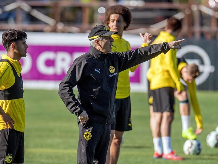 Mahmoud Dahoud (l) und Axel Witsel lauschen der Ansage von BVB-Coach Lucien Favre.