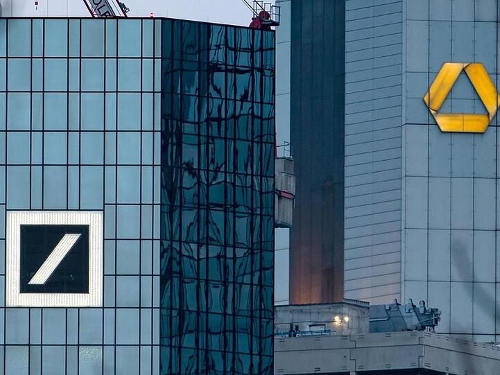 Die Gewerkschaft Verdi befürchtet im Fall eines Zusammenschlusses von Deutscher Bank und Commerzbank den Verlust tausender Jobs.
