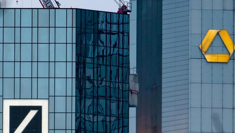 Die Gewerkschaft Verdi befürchtet im Fall eines Zusammenschlusses von Deutscher Bank und Commerzbank den Verlust tausender Jobs. Die Gewerkschaft Verdi befürchtet im Fall eines Zusammenschlusses von Deutscher Bank und Commerzbank den Verlust tausender Jobs.