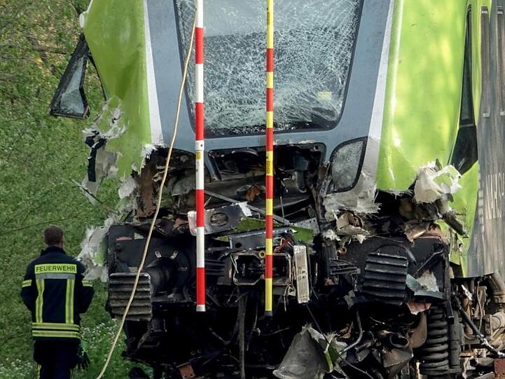 Der Regional-Express wurde bei der Kollision stark beschädigt.
