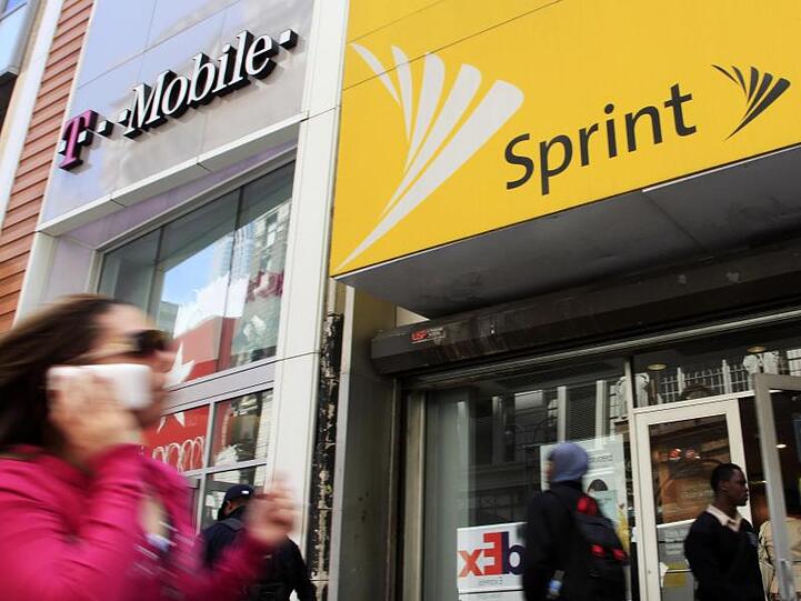 T-Mobile US und Sprint Tür an Tür: In den USA nahm der Zusammenschluss eine erste wichtige Hürde.
