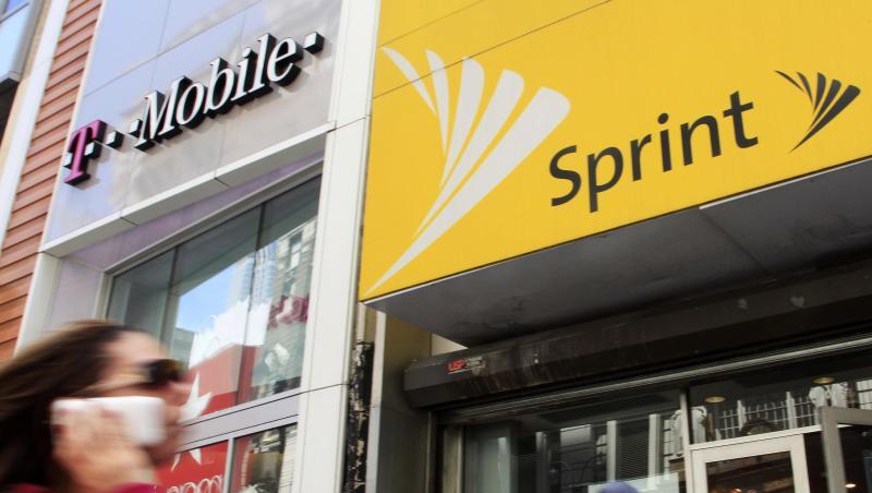 T-Mobile US und Sprint Tür an Tür: In den USA nahm der Zusammenschluss eine erste wichtige Hürde. T-Mobile US und Sprint Tür an Tür: In den USA nahm der Zusammenschluss eine erste wichtige Hürde.