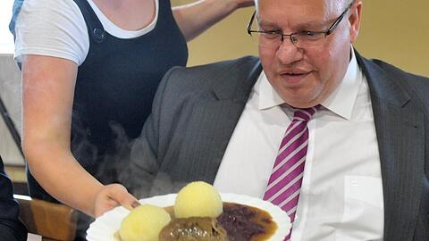 Gutbürgerliche Küche: Der (ehemalige) Bundeswirtschaftsminister Peter Altmaier (CDU) lässt sich irgendwo im schönen Thüringen Klöße mit Rinderroulade servieren.