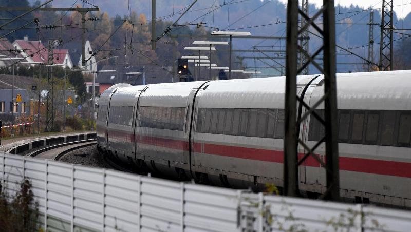 Nach der Messerattacke im ICE steht der Schnellzug in Seubersdorf. Drei Menschen sind schwer verletzt worden. Nach der Messerattacke im ICE steht der Schnellzug in Seubersdorf. Drei Menschen sind schwer verletzt worden.
