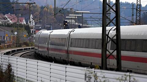 Nach der Messerattacke im ICE steht der Schnellzug in Seubersdorf. Drei Menschen sind schwer verletzt worden.
