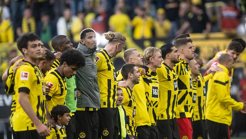 Dortmunds Spieler lassen sich nach dem 5:2-Sieg gegen Borussia Mönchengladbach von ihren Fans feiern.