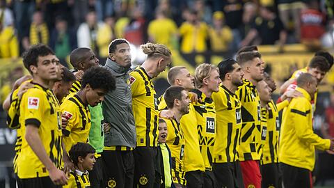 Dortmunds Spieler lassen sich nach dem 5:2-Sieg gegen Borussia Mönchengladbach von ihren Fans feiern.