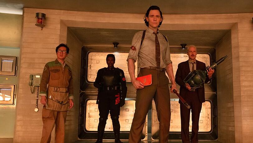 Tom Hiddleston (m.) in seiner Rolle als Marvel-Antiheld Loki.