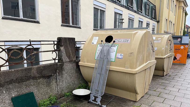 Wenn wir Münchner doch so stolz sind auf unsere freundliche, attraktive Landeshauptstadt, wieso ertragen wir diese unsäglichen Schandflecken an unseren Straßen? , fragt eine AZ-Leserin. Wenn wir Münchner doch so stolz sind auf unsere freundliche, attraktive Landeshauptstadt, wieso ertragen wir diese unsäglichen Schandflecken an unseren Straßen? , fragt eine AZ-Leserin.