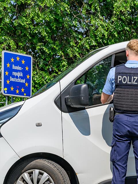 Wann die vor&uuml;bergehend eingef&uuml;hrten deutschen Grenzkontrollen enden, ist noch nicht absehbar. Bundesinnenminister Alexander Dobrindt (CSU) hat sich erst k&uuml;rzlich wieder um ein halbes Jahr verl&auml;ngert. (Symbolbild)
