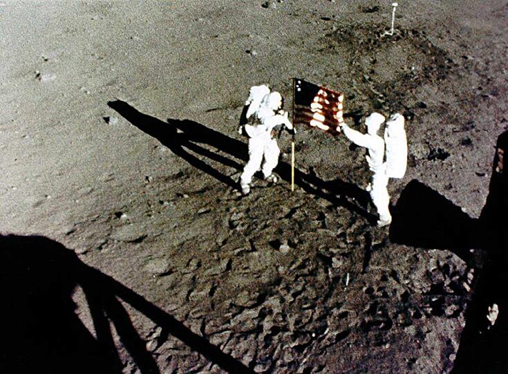 Das Bild zeigt die beiden Astronauten Neil Armstrong und Edwin Aldrin beim aufstellen der US Flagge auf dem Mond.