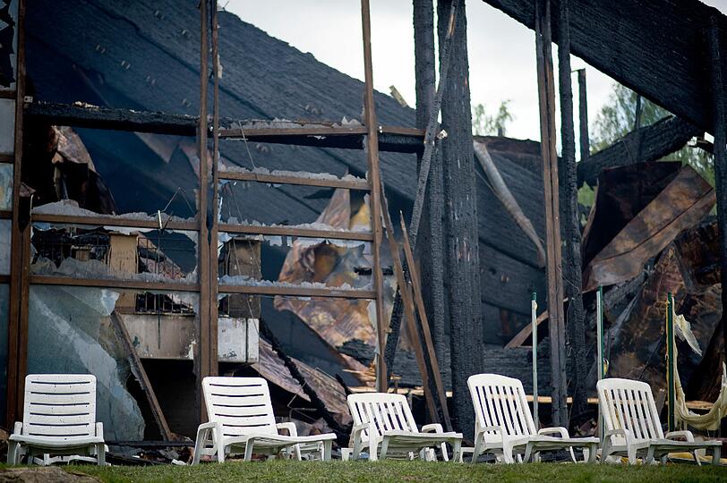 Dabei brennt die Therme vollständig nieder, es entstand ein Sachschaden in Millionenhöhe. Die rund 200 Gäste, die sich bei Ausbruch des Feuers in dem Bad mit angebauter Saunalandschaft aufhalten, können rechtzeitig ins Freie flüchten.