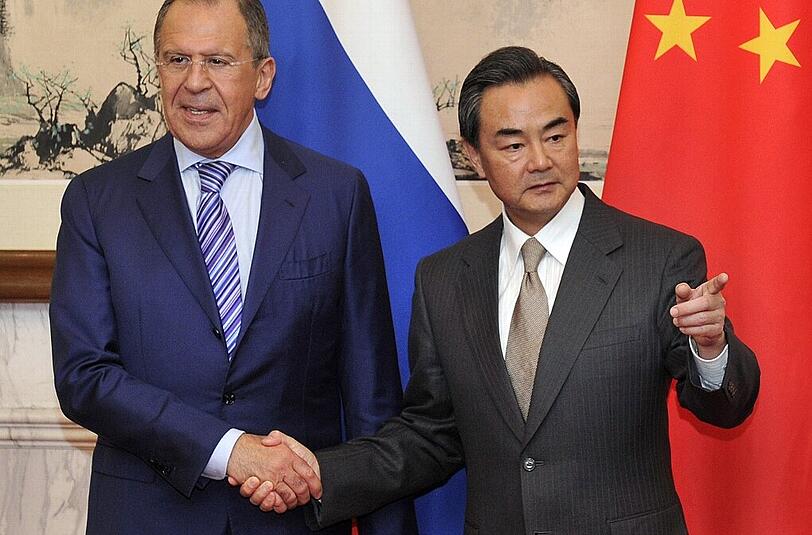 Handshake in Peking: Russlands Außenminister Lawrow dankt seinem chinesischen Kollegen Wang Yi für die "vorurteilslose Haltung" zur Ukraine.