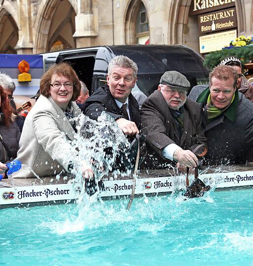 Dieter Reiter lässt's beim Geldbeutel-Waschen krachen: Die spritzigen Bilder...