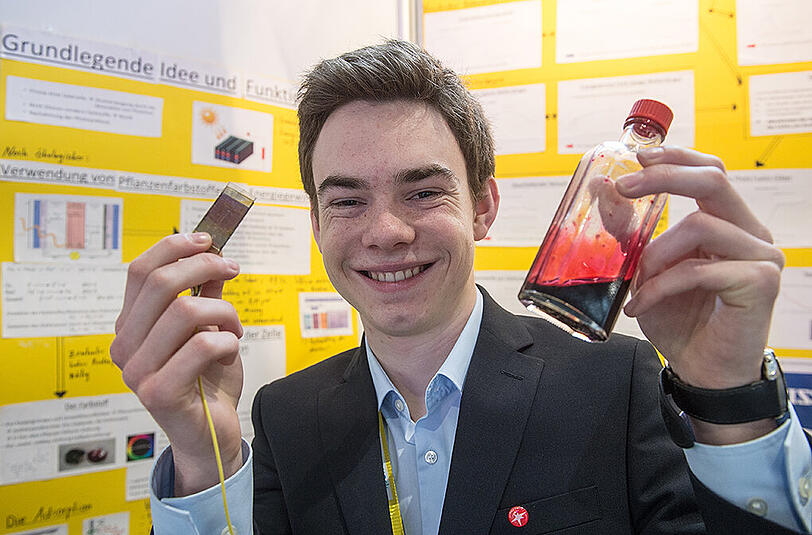 Der Sieger im Fachgebiet Physik: Philipp Kerth (18 Jahre), vom Gymnasium Olching, präsentiert seinen Versuch "Grätzelzelle Advanced Edition - Der Veganer der Energieerzeugung"