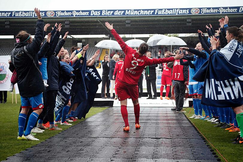Ausgelassen feierten die Frauen des FC Bayern ihre Titelverteidigung im Grünwalder Stadion. Die Bilder!