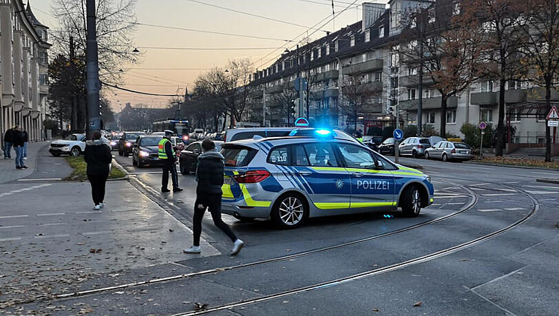 Abgesperrt: Nach dem Löwen-Heimspiel gegen Halle bildete sich ein langer Stau auf der Grünwalder Straße. Abgesperrt: Nach dem Löwen-Heimspiel gegen Halle bildete sich ein langer Stau auf der Grünwalder Straße.