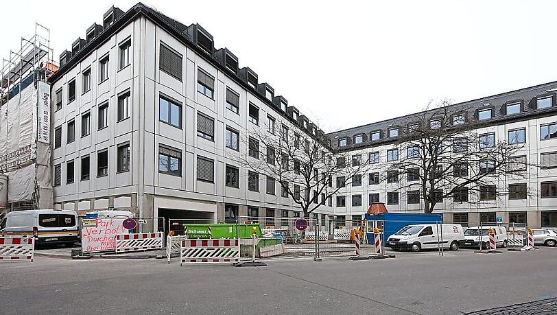 Das große Bürogebäude an der Hackenstraße 12 – von einem Bauzaun umzäunt – steht seit Herbst leer. Das große Bürogebäude an der Hackenstraße 12 – von einem Bauzaun umzäunt – steht seit Herbst leer.