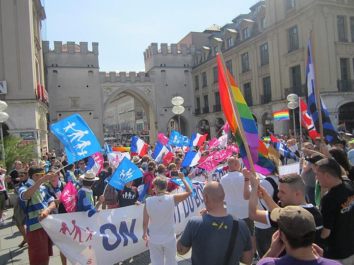 Am Stachus geht's bunt zu: Auf 70 Demonstranten gegen die Homo-Ehe treffen laut Polizei 300 Gegendemonstranten.