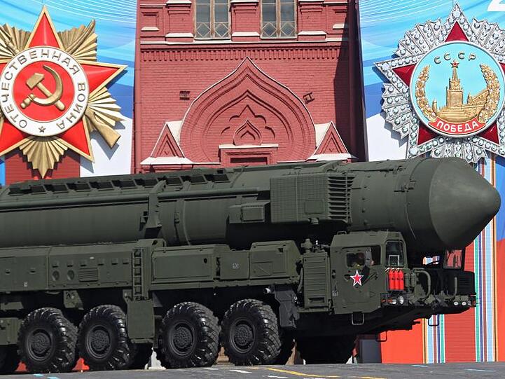 Eine mobile ballistische Interkontinentalrakete wird während einer Militärparade über den Roten Platz in Moskau gefahren. Die USA hatten am 2. Februar offiziell ihren Ausstieg aus dem INF-Vertrag mit Russland erklärt, weil sie dem Land vorwerfen, mit einem neuen Waffensystem vertragsbrüchig geworden zu sein.