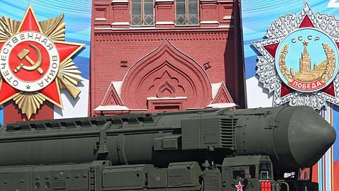 Eine mobile ballistische Interkontinentalrakete wird während einer Militärparade über den Roten Platz in Moskau gefahren. Die USA hatten am 2. Februar offiziell ihren Ausstieg aus dem INF-Vertrag mit Russland erklärt, weil sie dem Land vorwerfen, mit einem neuen Waffensystem vertragsbrüchig geworden zu sein.