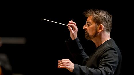 Der Komponist und Dirigent Matthias Pintscher am Pult der Münchner Philharmoniker.