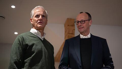 Gleich nach der Ankunft traf sich der Kanzler mit Norwegens Regierungschef zum Vier-Augen-Gespr&auml;ch.