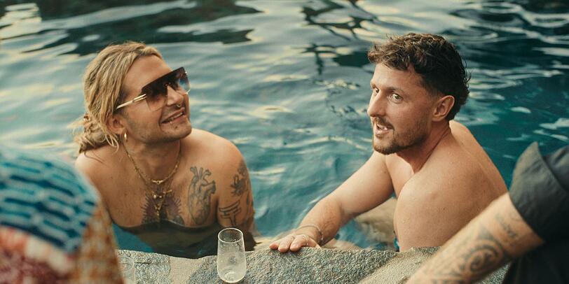 Bei einer Poolparty kamen sich Bill Kaulitz (links) und Jannik Kontalis n&auml;her.