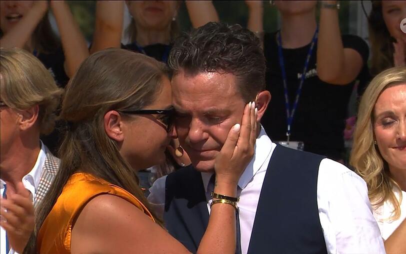 Stefan Mross und seine Partnerin Eva weinen. Die allerletzte Ausgabe von "Immer wieder sonntags" ist zu Ende.