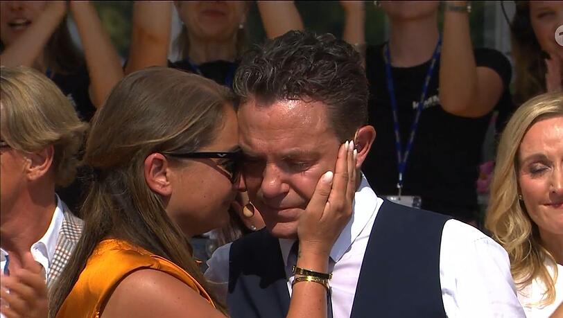 Stefan Mross und seine Partnerin Eva weinen. Die allerletzte Ausgabe von "Immer wieder sonntags" ist zu Ende.